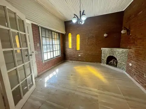 VENTA CASA 4 AMB. CON COCHERA  SUAREZ APTO CREDITO