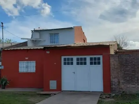 CASA AMPLIA EN BARRIO TRANQUILO-GRAN POTENCIAL