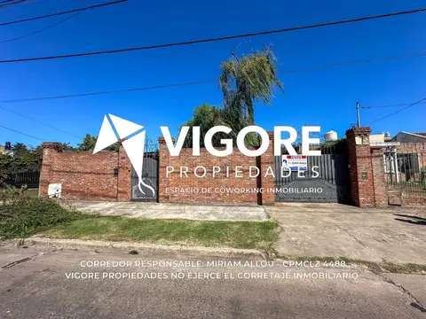 Casa 5 ambientes 181 m² en venta con cochera en Luis Guillón