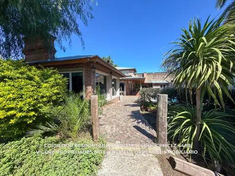Casa en Venta con 3 cocheras
