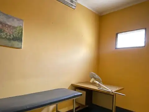 Oficina 9 ambientes con 2 baños