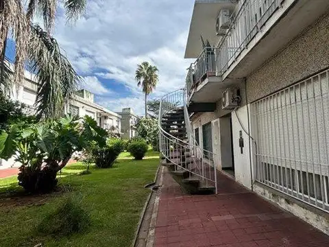 VENTA DEPARTAMENTO EN COMPLEJO FRENTE AL RIO ALBERDI - TRES DORMITORIOS Y PATIO - BAJAS EXPENSAS