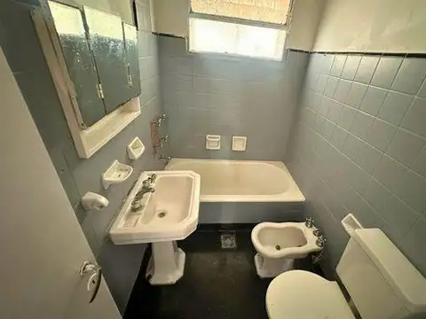 VENTA DEPARTAMENTO EN COMPLEJO FRENTE AL RIO ALBERDI - TRES DORMITORIOS Y PATIO - BAJAS EXPENSAS