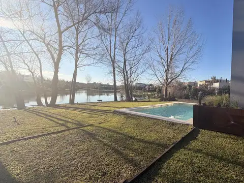 Casa en Alquiler con 4 cocheras