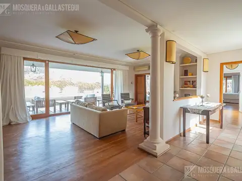 Casa 8 ambientes con 4 baños