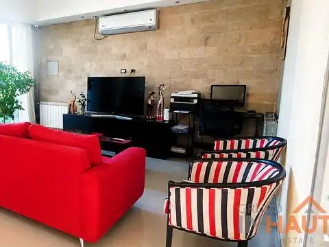 Casa en Alquiler con 4 cocheras