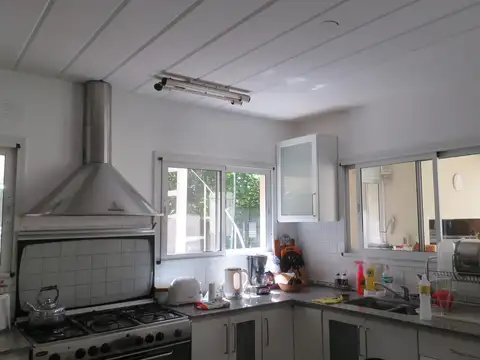 Casa 8 ambientes con 2 baños