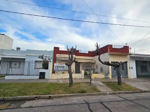 Casa 3 amb. con cochera, patio y terraza en Isidro Casanova
