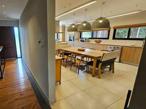 Casa 5 ambientes con 4 baños