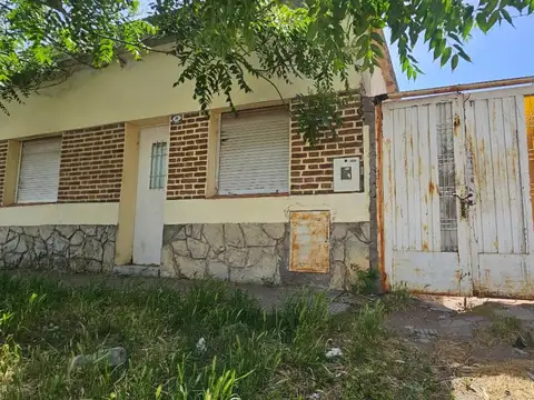 EN VENTA Casa a reciclar Mendoza 100