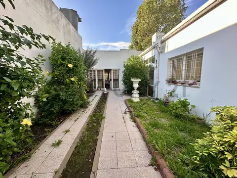 Casa con lote de 8x60. Piscina, quincho y cochera para 2 - 67 entre 117 y 118 - USD 170.000