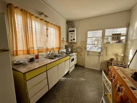 Casa con lote de 8x60. Piscina, quincho y cochera para 2 - 67 entre 117 y 118 - USD 170.000