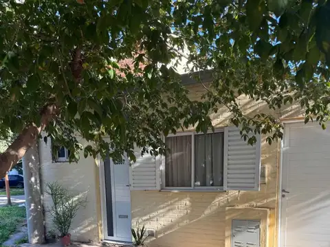 Venta departamento un dormitorio con patio cochera