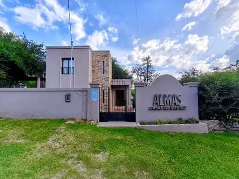 VENTA COMPLEJO CASAS DE CATEGORIA EN SAN LORENZO