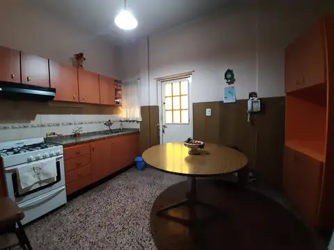 Charlone 400, Piso 1