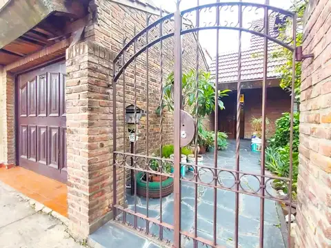 Chalet en Venta 4 Ambientes Jardín Garaje Patio El Palomar