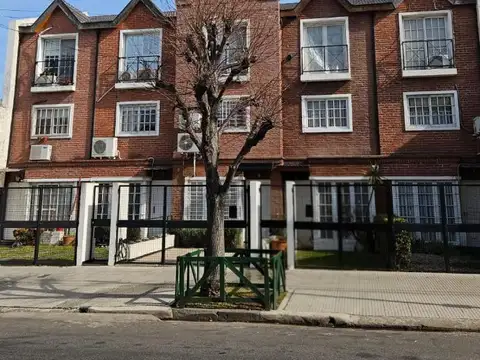 TRIPLEX TIPO CASA 4 AMBIENTES  VILLA DEVOTO PATIO COCHERA