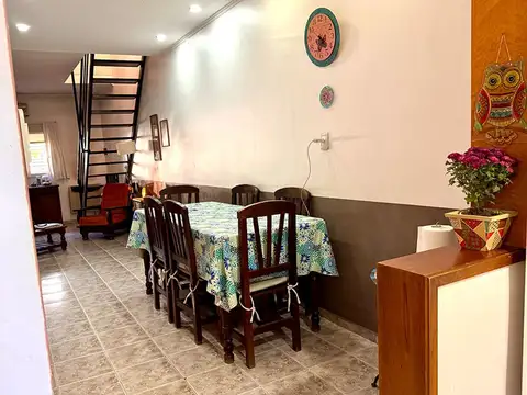 Casa 7 ambientes con 2 baños