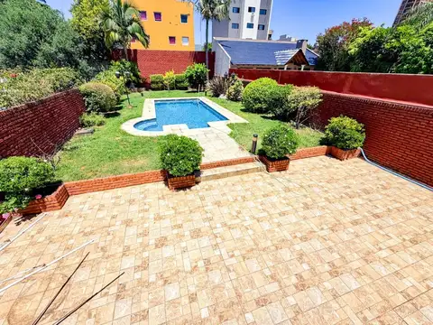 Casa 8 ambientes con 2 baños