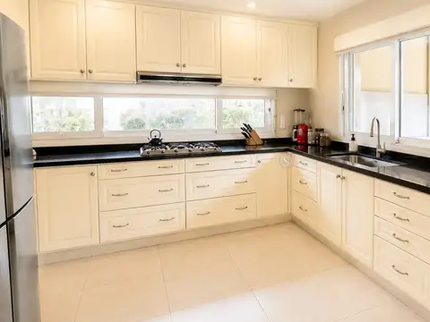 Casa en Venta con 3 cocheras