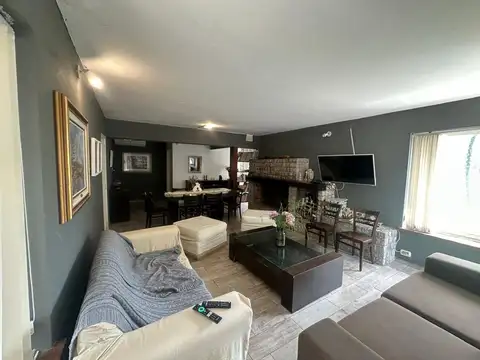 Casa en Venta con 2 cocheras