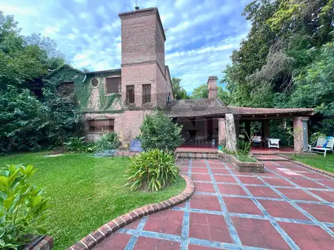 EXCELENTE CASA DE 7 AMB C/COCHERA  QUINCHO PARRILLA Y PILETA