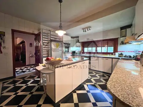 EXCELENTE CASA DE 7 AMB C/COCHERA  QUINCHO PARRILLA Y PILETA
