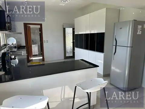 Casa 7 ambientes con 4 baños