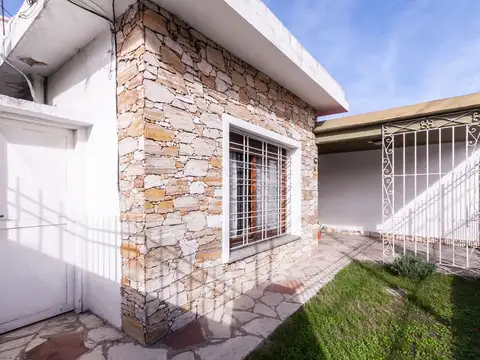 Casa 4 amb. cochera Jardín Escalada Lanús