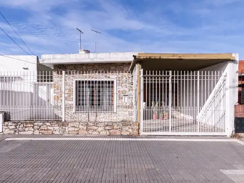 Casa 4 amb. cochera Jardín Escalada Lanús