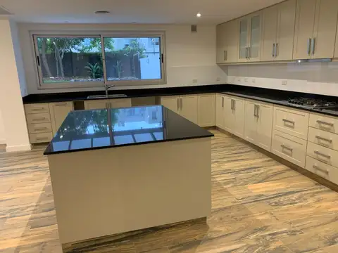 Casa en Alquiler con 2 cocheras