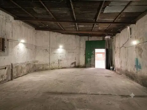 Venta Galpón en Pompeya con vivienda u oficina.
