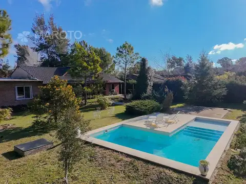 Venta casa 3 ambientes sobre amplio parque con piscina -MAROTO PROPIEDADES