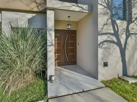 Casa 5 ambientes con 2 baños