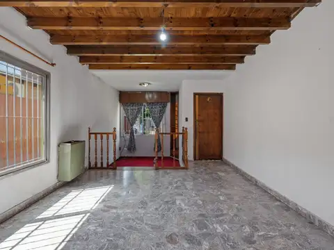 VENTA CASA TRES AMBIENTES CON TERRENO Y COCHERA