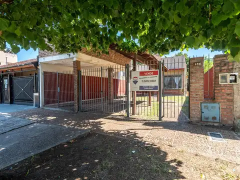 VENTA CASA TRES AMBIENTES CON TERRENO Y COCHERA