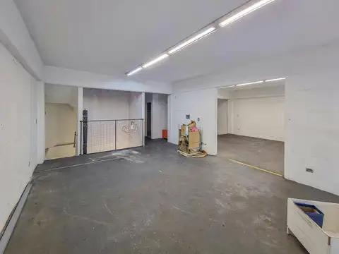 Gran local comercial en 2 plantas con 10 metros de vidriera y depósito en el centro