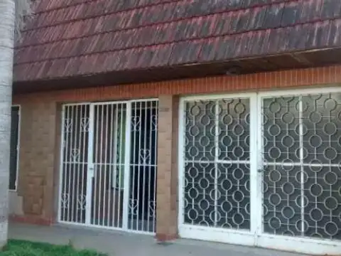 Casa en venta - 2 dormitorios 1 baño - Galpón - Cochera - 220mts2 - La Plata