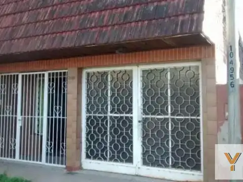Casa en venta - 2 dormitorios 1 baño - Galpón - Cochera - 220mts2 - La Plata