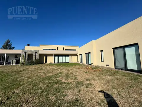 Casa en Venta con 4 cocheras