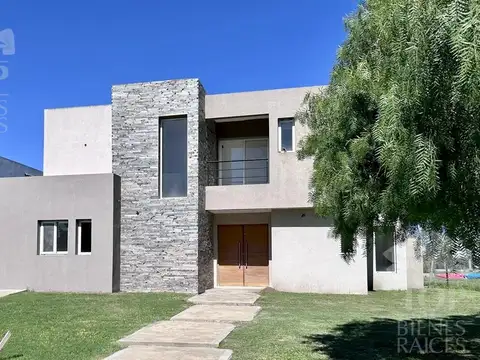 Casa 6 ambientes con 4 baños