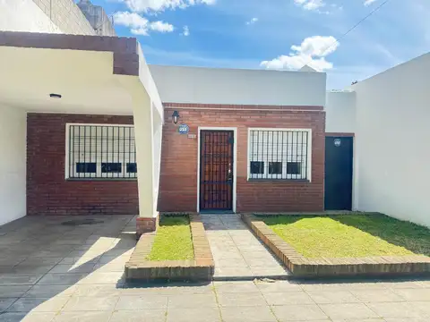 Casa en venta de 3 ambientes en Quilmes Oeste.