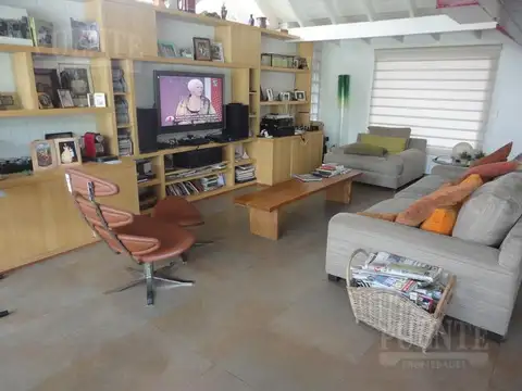 Casa 5 ambientes con 4 baños