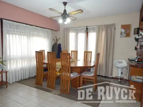 Casa en Venta con 3 cocheras