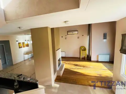 Casa en Venta con 5 cocheras