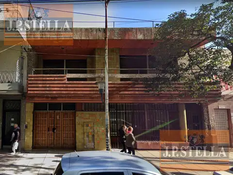 Casa 4 amb. en PA c/ Garage y Oficina en PB. 466 m² Cub. - S.Justo (Ctro)