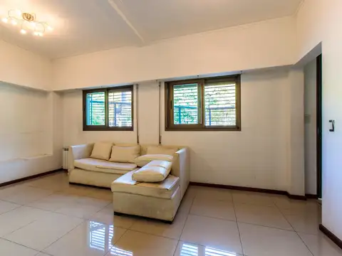 Casa 10 ambientes con 2 baños