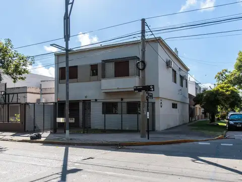 VENTA - GRAN CASA SOBRE BV OROÑO DE 4 DORMITORIOS CON JARDÍN Y PILETA.