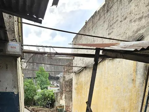 Venta Lote Propio 8.50 x 34 con casa a refaccionar de 4 Ambientes