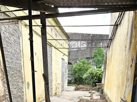 Venta Lote Propio 8.50 x 34 con casa a refaccionar de 4 Ambientes